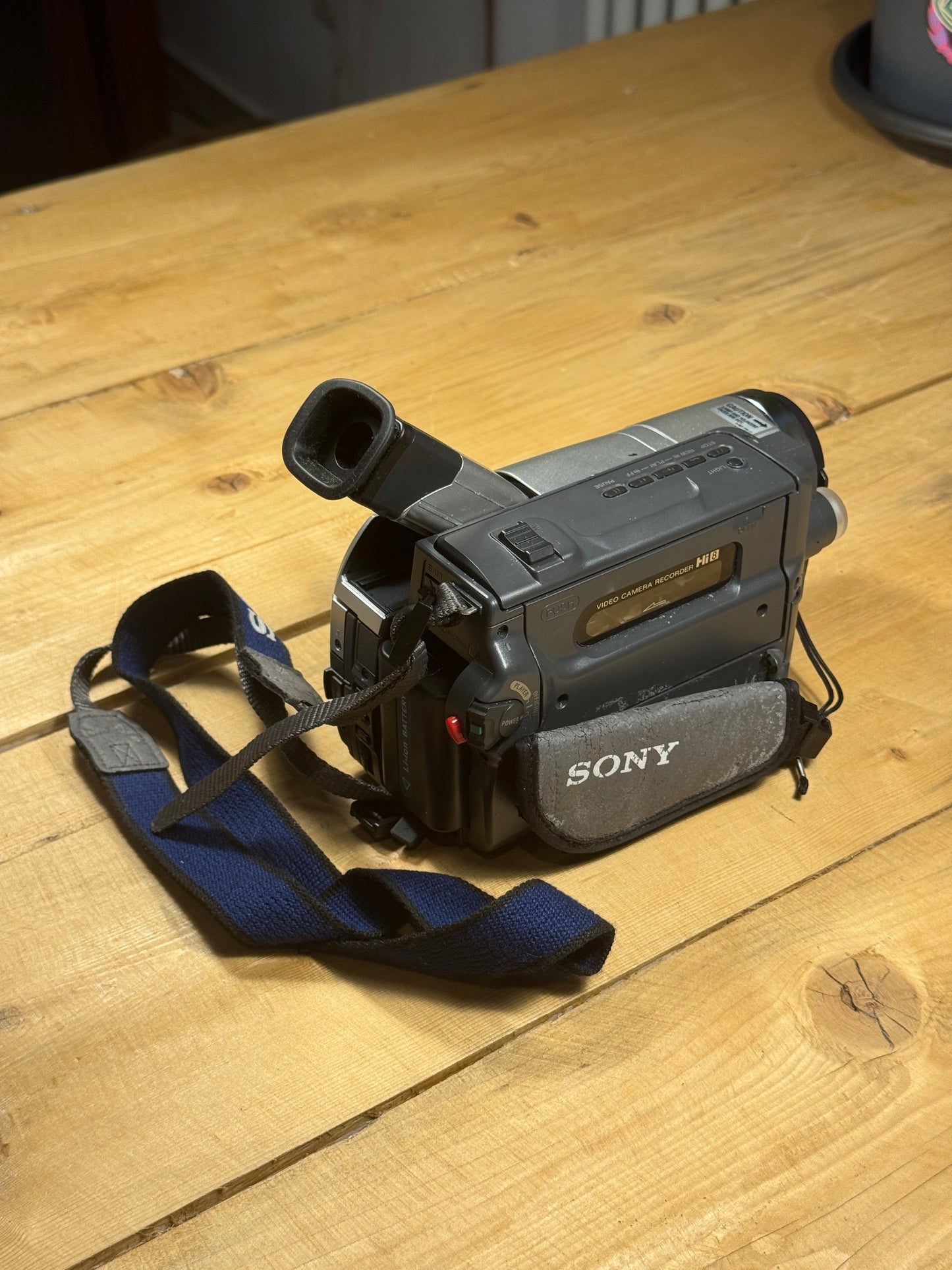 Sony Handycam CCD-TRV208E