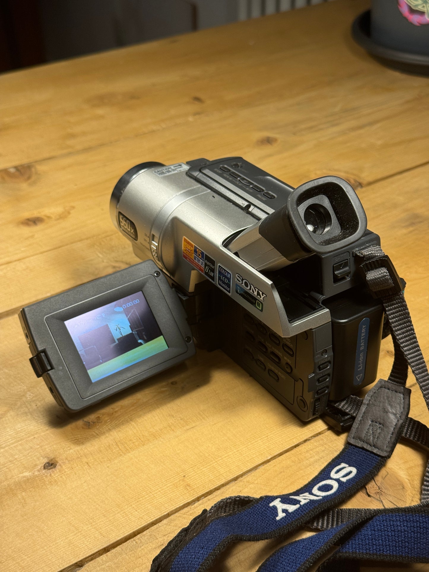 Sony Handycam CCD-TRV208E