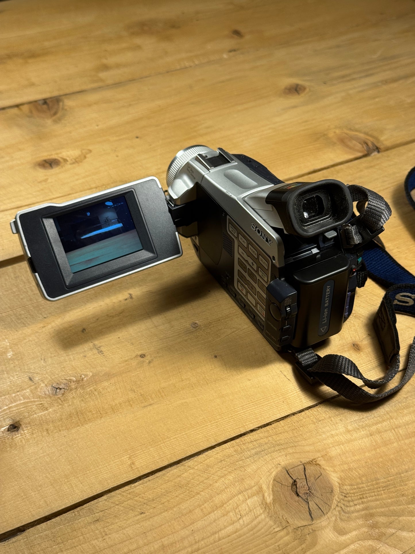 Sony Handycam DCR-TRV25E