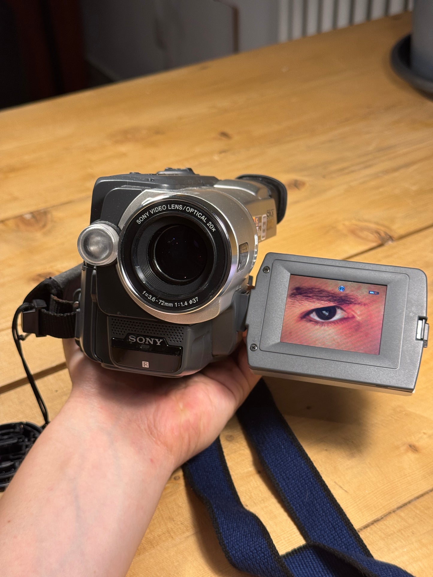 Sony Handycam CCD-TRV208E